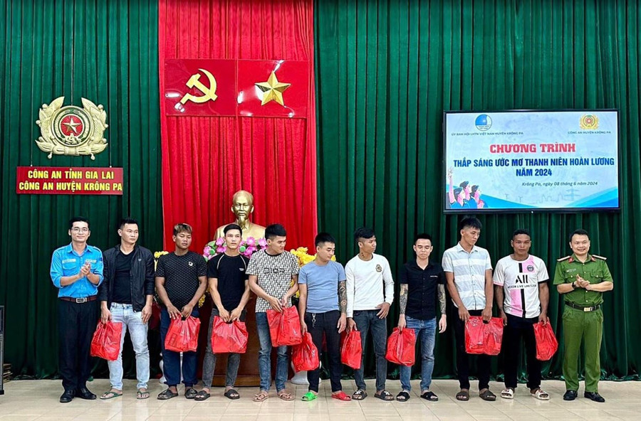Hội Liên hiệp thanh niên Việt Nam huyện Krông Pa phối hợp với các đơn vị tặng quà cho những thanh niên vừa chấp hành xong án phạt tù trở về địa phương. Ảnh: Nay Chương