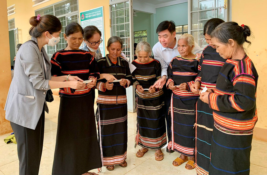 Các cấp ủy, chính quyền địa phương chung tay trong công tác tuyên truyền, vận động đưa chính sách BHXH, BHYT đến với người dân. Ảnh: N.N Các cấp ủy, chính quyền địa phương chung tay trong công tác tuyên truyền, vận động đưa chính sách BHXH, BHYT đến với người dân. Ảnh: N.N