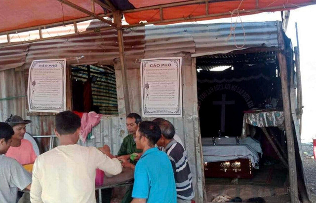 Đám tang của 2 bé trai song sinh được tổ chức trong căn nhà tạm của gia đình. Đám tang của 2 bé trai song sinh được tổ chức trong căn nhà tạm của gia đình.