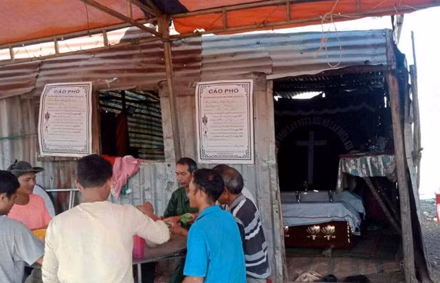 Đám tang của 2 bé trai song sinh được tổ chức trong căn nhà tạm của gia đình.