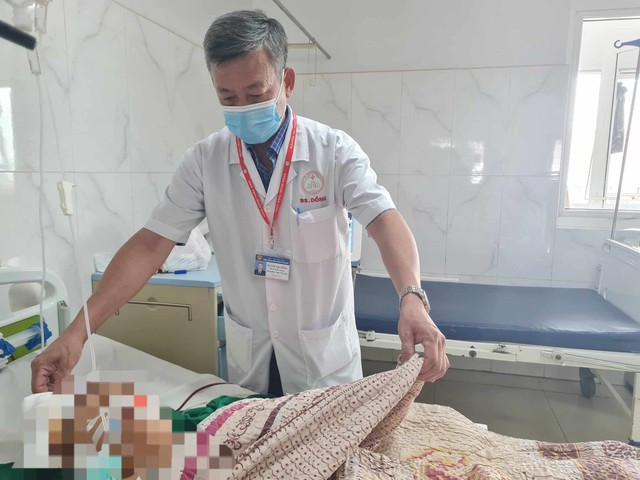 Đắk Lắk: Cứu sống bệnh nhi 12 tuổi bị trúng đạn vào vùng đầu - Ảnh 1. Bác sĩ đang chăm sóc, theo dõi sức khỏe cháu B. tại bệnh viện. Ảnh: C.T.V