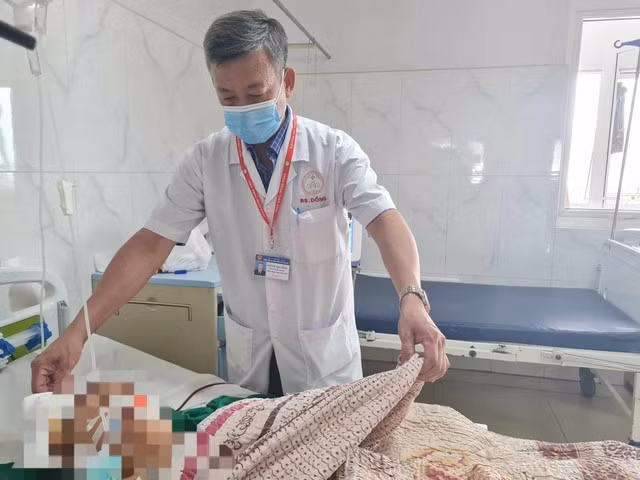 Bác sĩ đang chăm sóc, theo dõi sức khỏe cháu B. tại bệnh viện. Ảnh: C.T.V