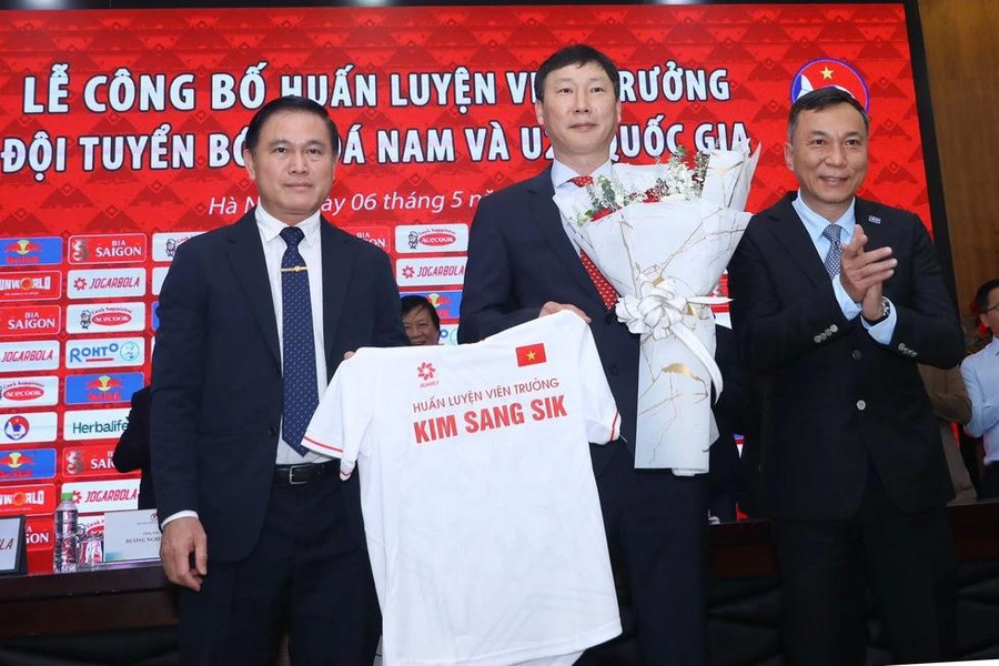 Lãnh đạo VFF và HLV Kim Sang-sik. Ảnh:Hồng Nam Lãnh đạo VFF và HLV Kim Sang-sik. Ảnh:Hồng Nam