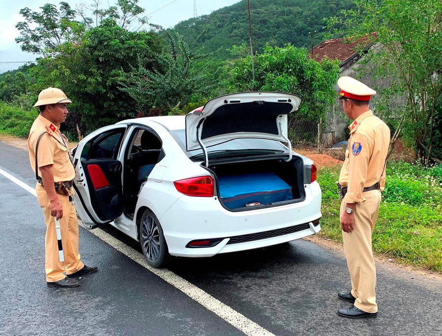 Lực lượng Cảnh sát Giao thông kiểm tra phương tiện lưu thông trên đường. Ảnh: Thúy Trinh