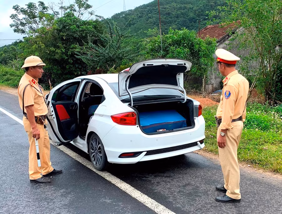 Lực lượng Cảnh sát Giao thông kiểm tra phương tiện lưu thông trên đường. Ảnh: Thúy Trinh
