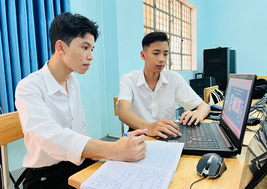 Em Đào Minh Quân (bìa trái) và Bùi Minh Hiếu đang bổ sung thông tin về tuyển sinh lên phần mềm MDC Assistant hỗ trợ tuyển sinh trực tuyến. Ảnh: M.N Em Đào Minh Quân (bìa trái) và Bùi Minh Hiếu đang bổ sung thông tin về tuyển sinh lên phần mềm MDC Assistant hỗ trợ tuyển sinh trực tuyến. Ảnh: M.N