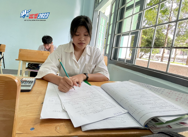 Em Đặng Thị Huế nhiều năm liền là học sinh giỏi của Trường phổ thông dân tộc nội trú H.Sa Thầy. Ảnh: Đức Nhật Em Đặng Thị Huế nhiều năm liền là học sinh giỏi của Trường phổ thông dân tộc nội trú H.Sa Thầy. Ảnh: Đức Nhật