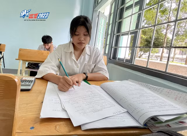 Em Đặng Thị Huế nhiều năm liền là học sinh giỏi của Trường phổ thông dân tộc nội trú H.Sa Thầy. Ảnh: Đức Nhật