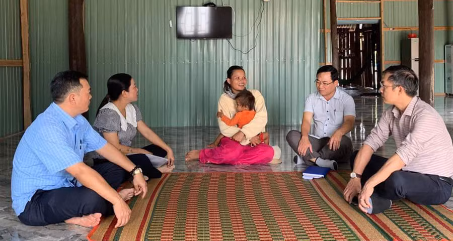 Cán bộ Sở Xây dựng cùng các đơn vị liên quan thăm gia đình người dân ở huyện Kông Chro vừa được hỗ trợ xây nhà mới. Ảnh: N.D