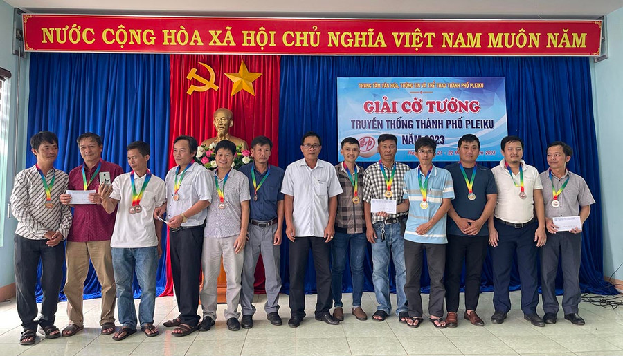 Ban tổ chức trao giải đồng đội cho các đội đạt thành tích cao tại giải. Ảnh: Bá Bính