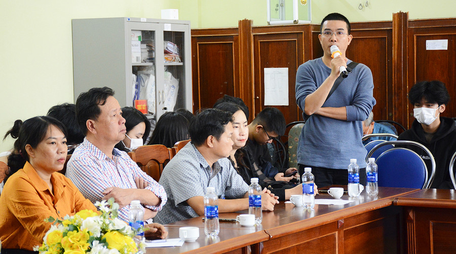 Nhà văn Hồ Huy Sơn (TP. Hồ Chí Minh, khách mời tham gia chia sẻ kinh nghiệm sáng tác tại lớp bồi dưỡng văn trẻ) đề xuất Hội VHNT Gia Lai nên tổ chức sinh hoạt mỗi tháng 1 lần cho các cây bút trẻ. Ảnh: Phương Duyên