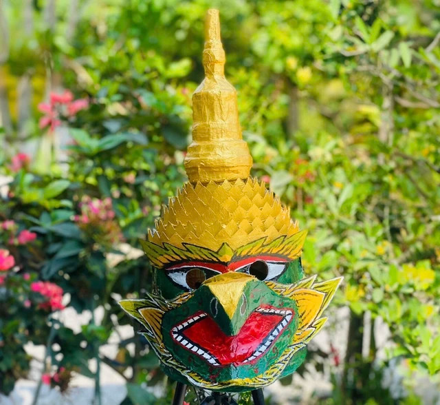 Mặt nạ chim thần do Toàn tự làm. ẢNH: THANH DUY Mặt nạ chim thần do Toàn tự làm. ẢNH: THANH DUY