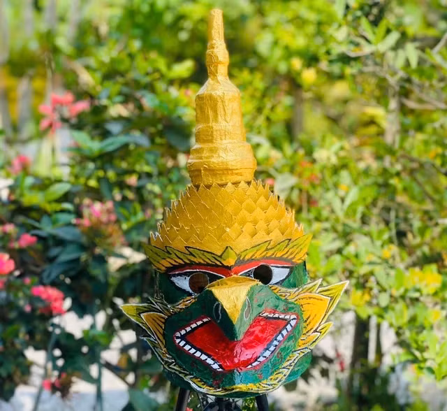 Mặt nạ chim thần do Toàn tự làm. ẢNH: THANH DUY