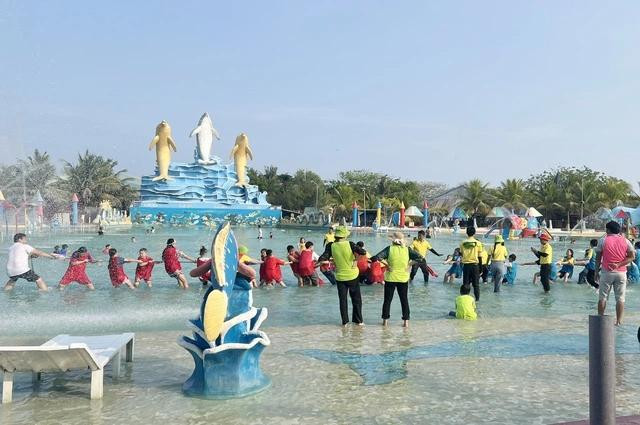 Biển tắm nhân tạo quy mô bậc nhất miền Tây, thuộc Khu du lịch Nhà Mát.