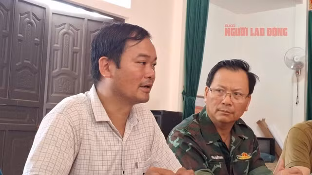 Ông Hoàng Văn Diệp, Trưởng thôn Làng Nủ (bên trái), đang trao đổi với lãnh đạo về việc 8 người trình báo còn sống và trở về sau lũ - Ảnh: Văn Duẩn