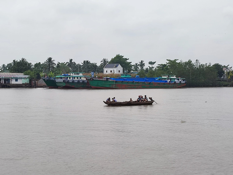 Lực lượng chức năng đang tìm kiếm người đàn ông mất tích do chìm ghe chở cát. Ảnh NAM LONG