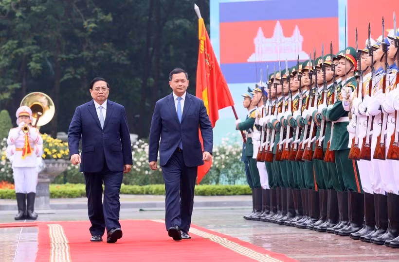 Thủ tướng Phạm Minh Chính và Thủ tướng Campuchia Samdech Hun Manet duyệt Đội danh dự Quân đội nhân dân Việt Nam. (Ảnh: Dương Giang/TTXVN)
