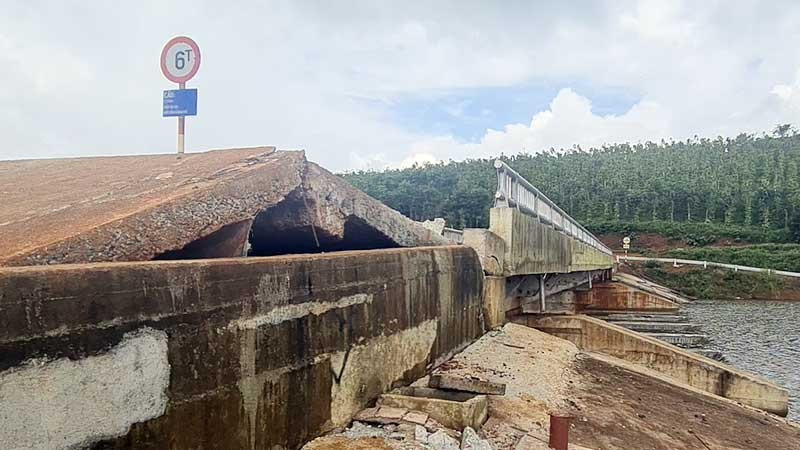 Hồ chứa nước Đắk N&apos;Ting (xã Quảng Sơn, huyện Đăk Glong, tỉnh Đắk Nông) bị khối trượt xô đẩy làm thân đập bị nứt, có nguy cơ vỡ.