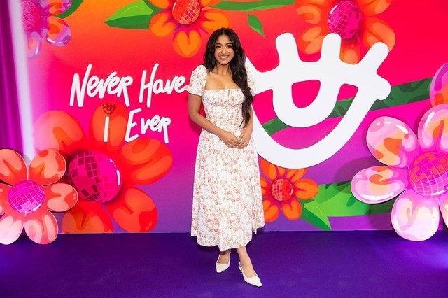 Bạn trẻ thích những sáng tạo dài và ôm sát, có thể chọn một chiếc váy suông màu nổi với đường viền cổ chéo, giống như chiếc váy được mặc bởi nhân vật chính của loạt phim Netflix Never Have Bạn trẻ thích những sáng tạo dài và ôm sát, có thể chọn một chiếc váy suông màu nổi với đường viền cổ chéo, giống như chiếc váy được mặc bởi nhân vật chính của loạt phim Netflix Never Have