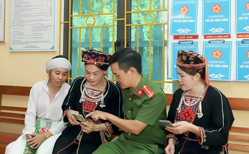 Cán bộ Công an hướng dẫn người dân sử dụng phần mềm VNeID. Cán bộ Công an hướng dẫn người dân sử dụng phần mềm VNeID.