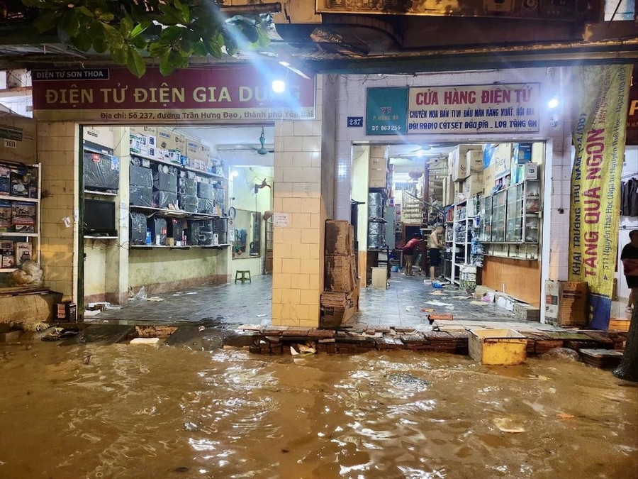 Theo thống kê chưa đầy đủ, có khoảng hơn 1000 nhà dân bị ngập úng tại phường Hồng Hà. (Ảnh: Tuấn Anh/TTXVN) Theo thống kê chưa đầy đủ, có khoảng hơn 1000 nhà dân bị ngập úng tại phường Hồng Hà. (Ảnh: Tuấn Anh/TTXVN)