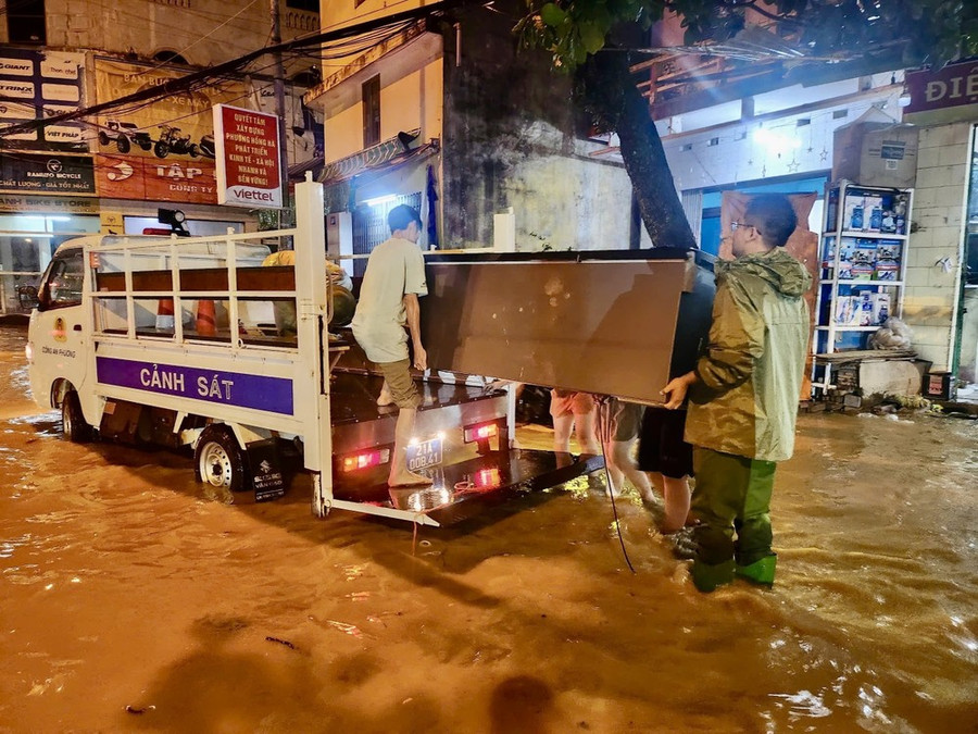 Lực lượng cứu hộ giúp người dân vận chuyển đồ đạc ra khỏi khu vực ngập úng. (Ảnh: Tuấn Anh/TTXVN) Lực lượng cứu hộ giúp người dân vận chuyển đồ đạc ra khỏi khu vực ngập úng. (Ảnh: Tuấn Anh/TTXVN)