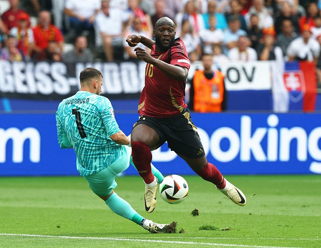 Lukaku (phải) tiếp tục được trông chờ giúp đội tuyển Bỉ vượt qua khó khăn. Ảnh REUTERS