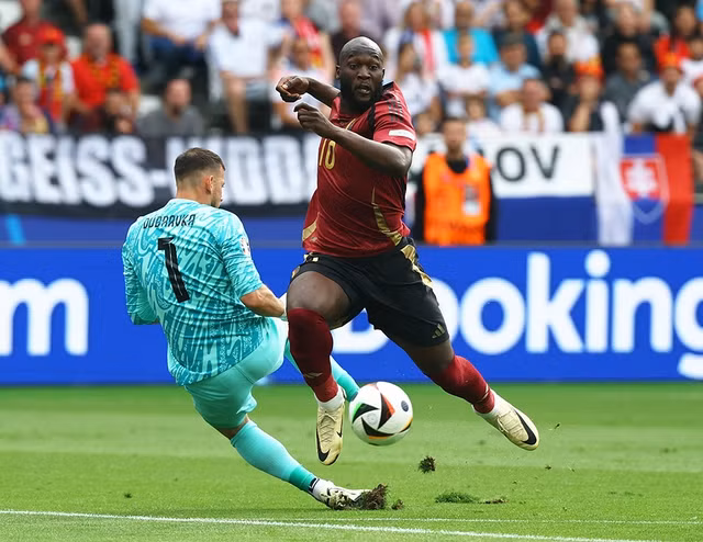 Lukaku (phải) tiếp tục được trông chờ giúp đội tuyển Bỉ vượt qua khó khăn. Ảnh REUTERS