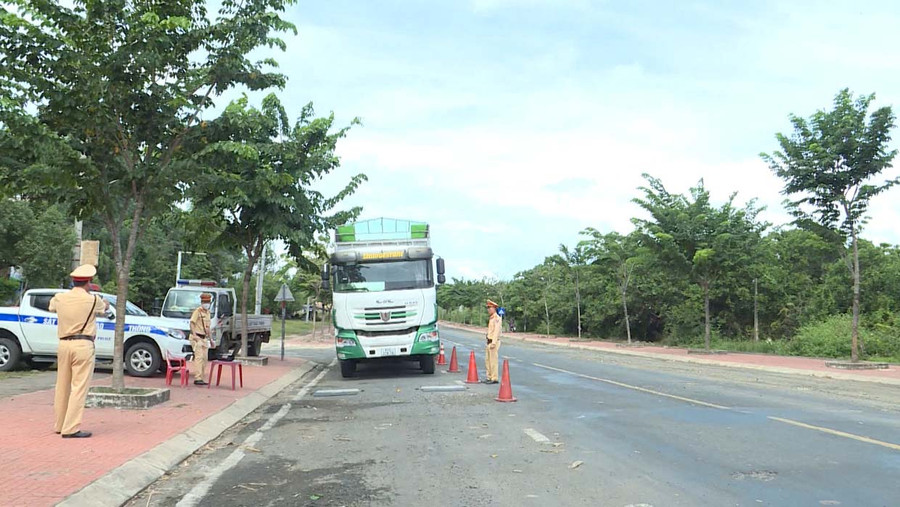 Công an huyện Ia Pa kiểm tra tải trọng xe chở mía. Ảnh: Thiên Di