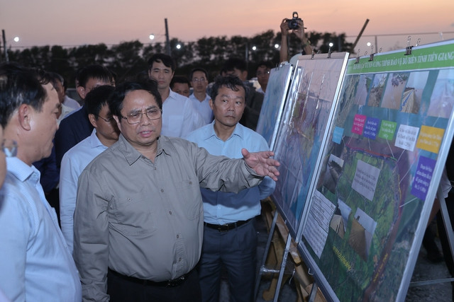 Thủ tướng thị sát tuyến đê biển Gò Công. Ảnh: VGP/Nhật Bắc