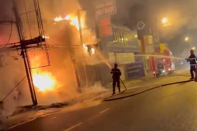 Lính cứu hỏa phun nước dập lửa. Ảnh: M.T. Lính cứu hỏa phun nước dập lửa. Ảnh: M.T.