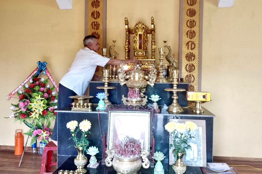 Ông Chủ Văn Chúc lau dọn ban thờ chuẩn bị cho chương trình dâng hương vào ngày 10/3 âm lịch Ông Chủ Văn Chúc lau dọn ban thờ chuẩn bị cho chương trình dâng hương vào ngày 10/3 âm lịch