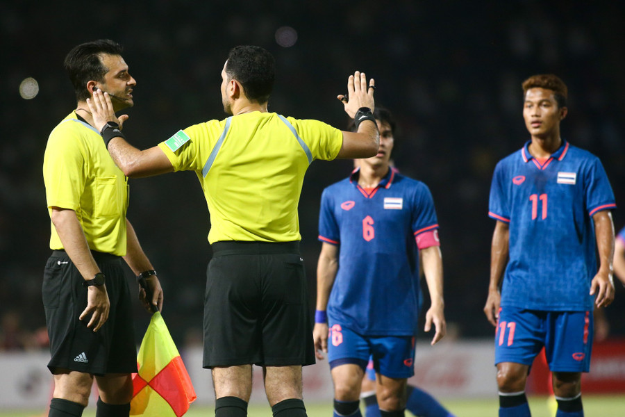 Phút 90+9, U.22 Thái Lan được hưởng quả phạt, nhưng cầu thủ U.22 Indonesia ngỡ đó là tiếng còi hết trận. Cả đội Indonesia ăn mừng, để rồi lơi lỏng phòng ngự. U.22 Thái Lan tận dụng cơ hội để ghi bàn gỡ 2-2. Ảnh: Hà Phương