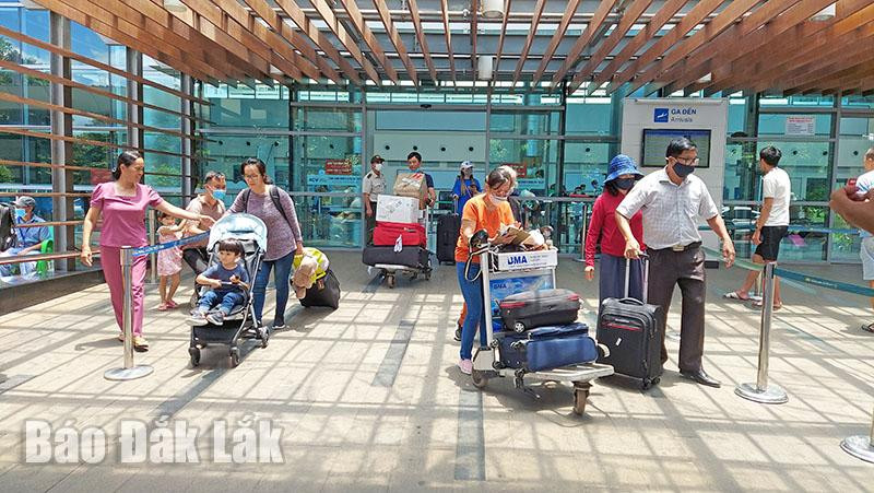 Hành khách ở khu vực sảnh ra Cảng hàng không Buôn Ma Thuột. Hành khách ở khu vực sảnh ra Cảng hàng không Buôn Ma Thuột.