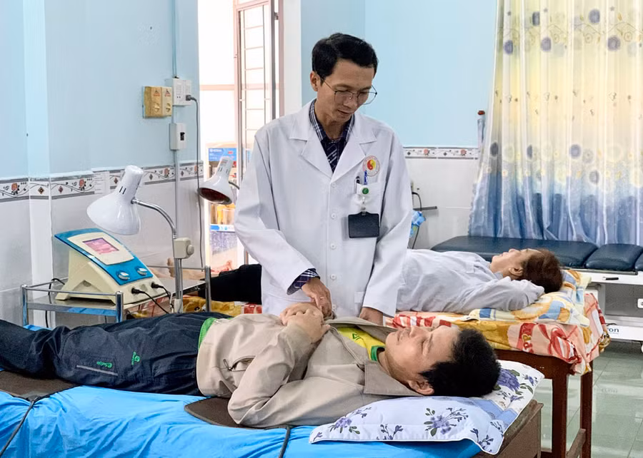 Các y-bác sĩ Bệnh viện Y dược cổ truyền-Phục hồi chức năng tỉnh thường xuyên quan tâm, động viên bệnh nhân bị đột quỵ yên tâm điều trị. Ảnh: N.N