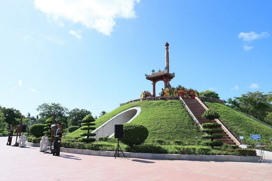 Đài tưởng niệm các Anh hùng Liệt sỹ trong Thành Cổ Quảng Trị. (Ảnh: Dương Giang/TTXVN)