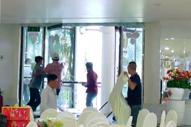 Hai nhóm thanh niên dùng hung khí rượt đuổi nhau trong đám cưới (Ảnh cắt từ clip). Hai nhóm thanh niên dùng hung khí rượt đuổi nhau trong đám cưới (Ảnh cắt từ clip).