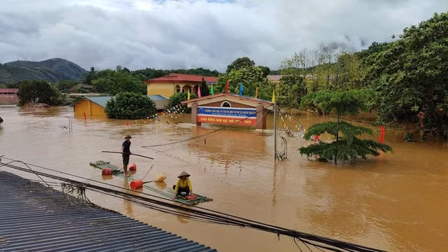 Nước ngập đến cửa sổ tầng hai ngôi trường Nước ngập đến cửa sổ tầng hai ngôi trường