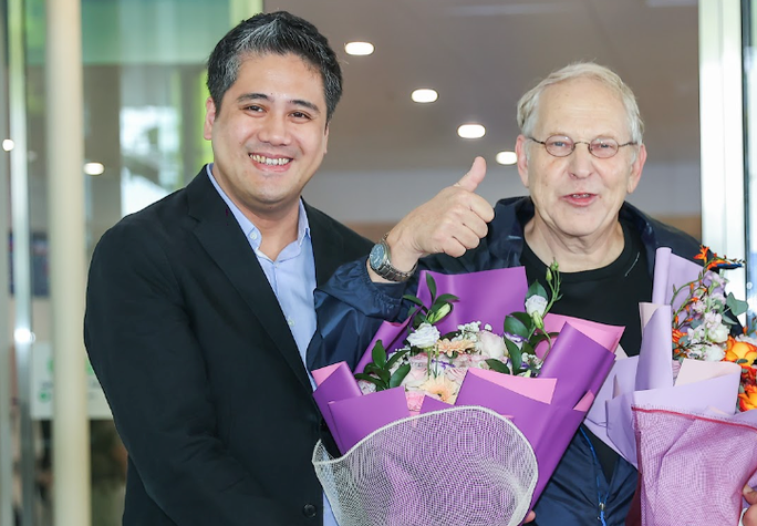 Huyền thoại violin thế giới Shlomo Mintz hào hứng đến Việt Nam - Ảnh 3. NSƯT Bùi Công Duy đón huyền thoại Violin thế giới Shlomo Mintz tại sân bay Nội Bài