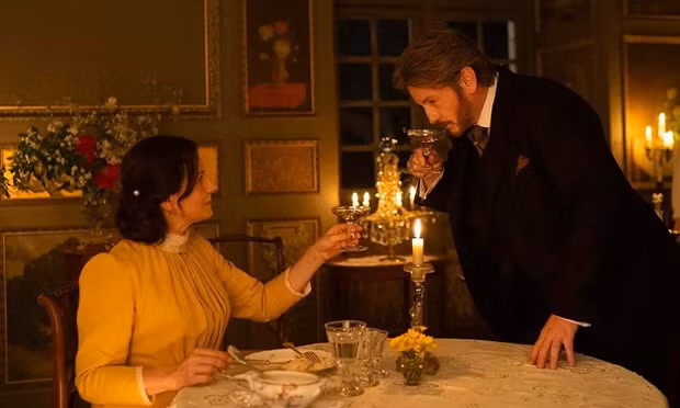 Cặp diễn viên Juliette Binoche và Benoit Magimel trong một cảnh phim. (Ảnh do đoàn phim cung cấp)