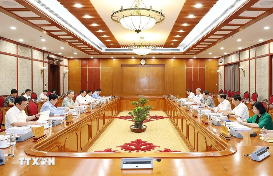 Phiên họp thường kỳ Bộ Chính trị dưới sự chủ trì của Tổng Bí thư, Chủ tịch nước Tô Lâm. (Ảnh: Trí Dũng/TTXVN) Phiên họp thường kỳ Bộ Chính trị dưới sự chủ trì của Tổng Bí thư, Chủ tịch nước Tô Lâm. (Ảnh: Trí Dũng/TTXVN)