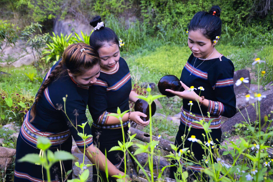 Phụ nữ Ba Na bên giọt nước của làng. Ảnh: H.T