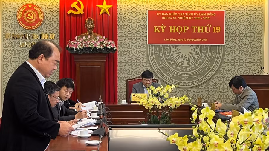 Ông Dương Đức Đại, Phó Bí thư Huyện ủy, Chủ tịch UBND huyện Đơn Dương (đứng) tại kỳ họp của Ủy ban Kiểm tra Tỉnh ủy Lâm Đồng