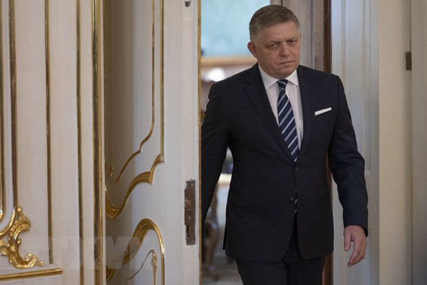 Tân Thủ tướng Slovakia Robert Fico (trái) tại lễ bổ nhiệm ở Bratislava, Slovakia, ngày 25/10/2023. (Ảnh: AFP/TTXVN)