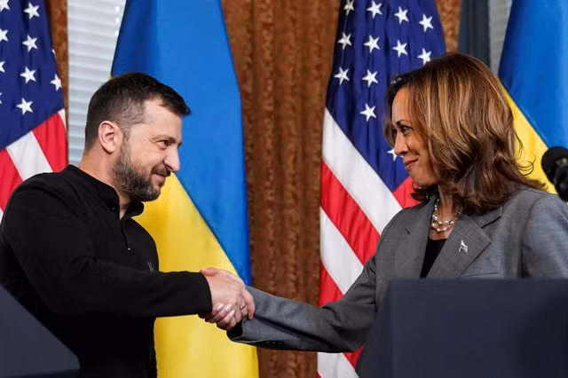 Phó tổng thống Mỹ Kamala Harris gặp Tổng thống Ukraine Volodymyr Zelensky ngày 26.9. ẢNH: REUTERS