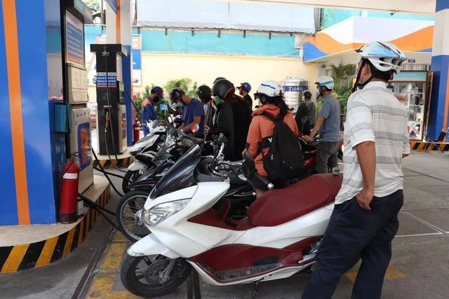 Để tiết kiệm xăng, nên sử dụng những loại xe có hiệu suất sử dụng nhiên liệu cao. ẢNH: THANH NAM Để tiết kiệm xăng, nên sử dụng những loại xe có hiệu suất sử dụng nhiên liệu cao. ẢNH: THANH NAM