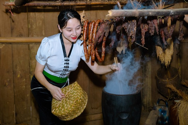 Cô gái Nguyễn Thị Ngọc Huyền (SN 1988, phường Cốc Lếu, TP Lào Cai, tỉnh Lào Cai) bên món thịt trâu gác bếp, lạp xưởng mẹ làm Cô gái Nguyễn Thị Ngọc Huyền (SN 1988, phường Cốc Lếu, TP Lào Cai, tỉnh Lào Cai) bên món thịt trâu gác bếp, lạp xưởng mẹ làm