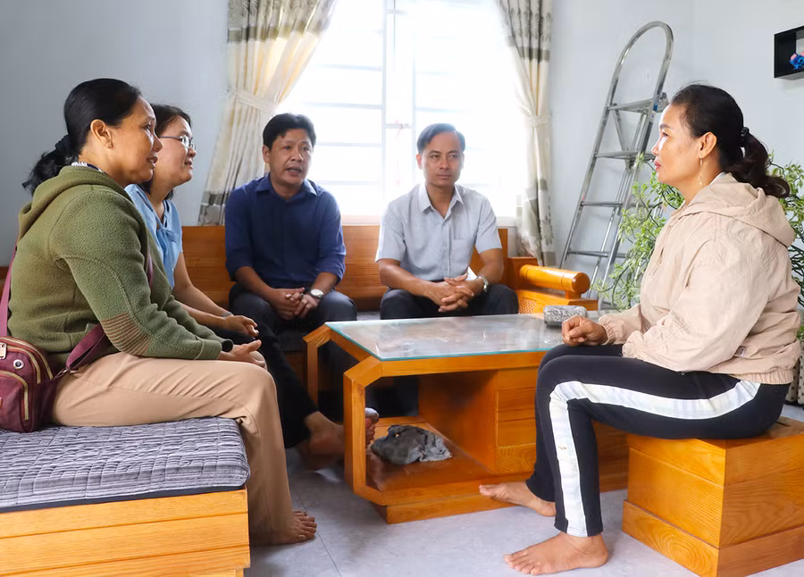 Đại diện Ủy ban MTTQ Việt Nam phường An Phú (thị xã An Khê) và các hội, đoàn thể tuyên truyền, vận động người dân tham gia phong trào phát triển sản xuất, giúp nhau xóa đói giảm nghèo. Ảnh: N.M