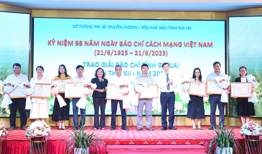 Chủ tịch UBND tỉnh Trương Hải Long (thứ 4 từ phải sang) và Phó Chủ tịch HĐND tỉnh Ayun H&apos;Bút (thứ 7 từ phải sang) trao bằng khen của Chủ tịch UBND tỉnh cho các cá nhân có thành tích xuất sắc tại các giải báo chí cấp quốc gia năm 2022. Ảnh: Đức Thụy