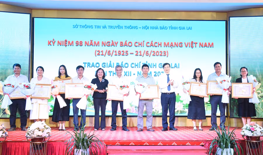 Chủ tịch UBND tỉnh Trương Hải Long (thứ 4 từ phải sang) và Phó Chủ tịch HĐND tỉnh Ayun H'Bút (thứ 7 từ phải sang) trao bằng khen của Chủ tịch UBND tỉnh cho các cá nhân có thành tích xuất sắc tại các giải báo chí cấp quốc gia năm 2022. Ảnh: Đức Thụy